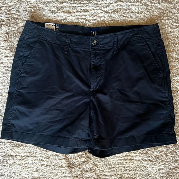 Gap Women’s Classic Midrise Short - Size 14 - NWT - Picture 1 of 4
